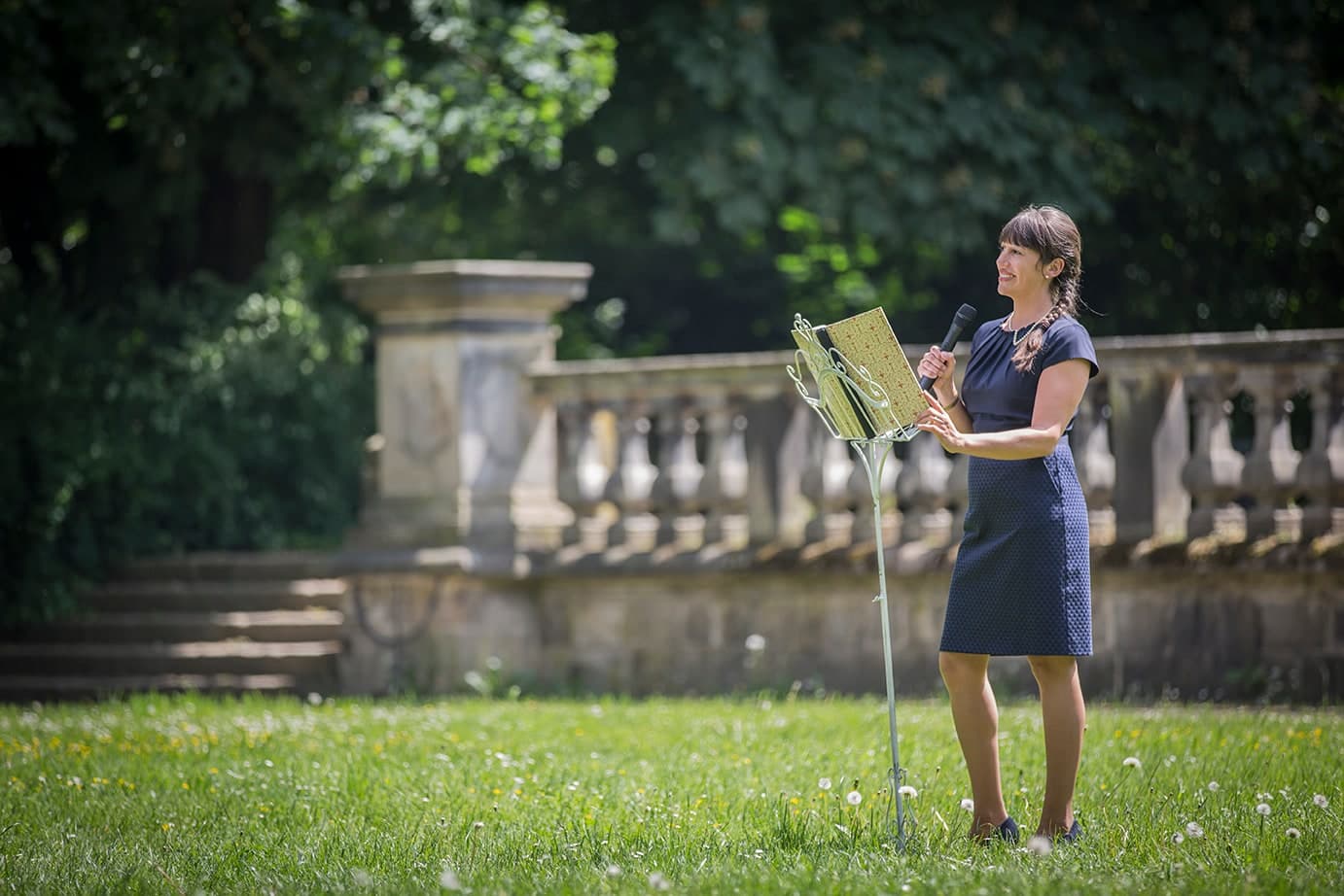 Freie Rednerin hält eine Traurede im Schlosspark