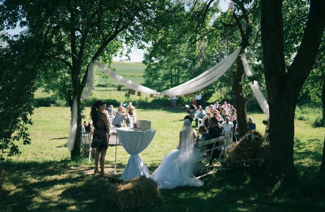 So planst du eine Gartenhochzeit