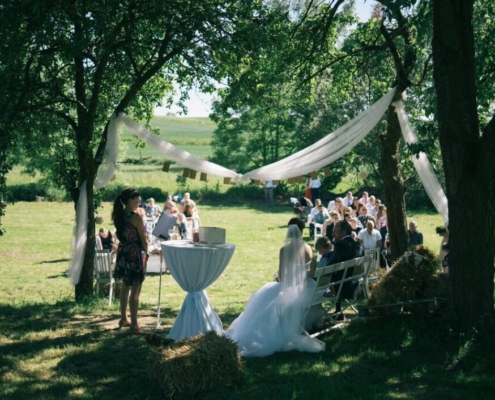 So planst du eine Gartenhochzeit